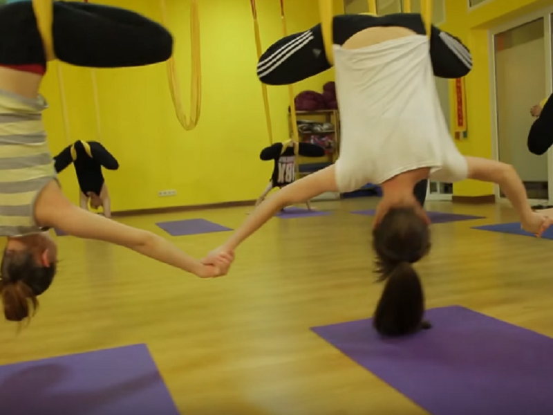 Популярное направление Fly yoga или йога в гамаках