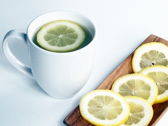Почему по утрам стоит пить теплую воду с лимоном