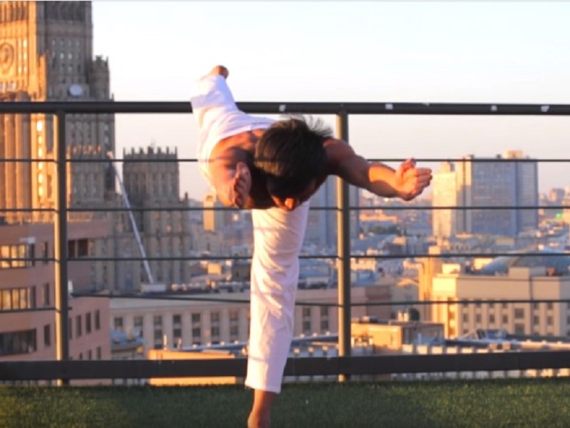 Йога на высоте птичьего полета: мотивируещее видео с Даниелем Королевым