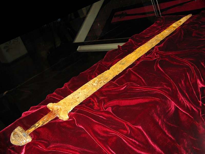 Найден и отреставрирован меч Великого Князя Светослава