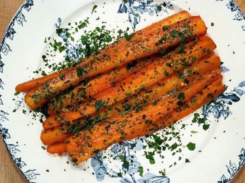 Морковь, запеченная в горчице и кленовом сиропе