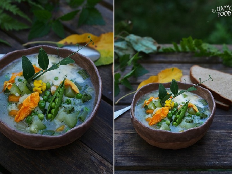 Простой овощной суп с рисом, кабачком и зеленым горошком