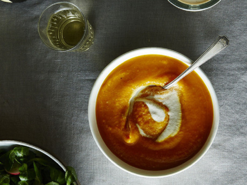 Морковный суп с соусом кешью