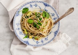 Спагетти с авокадо и лимонной цедрой