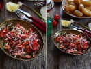 Хрустящий салат с фетой, чили, луком и мятой